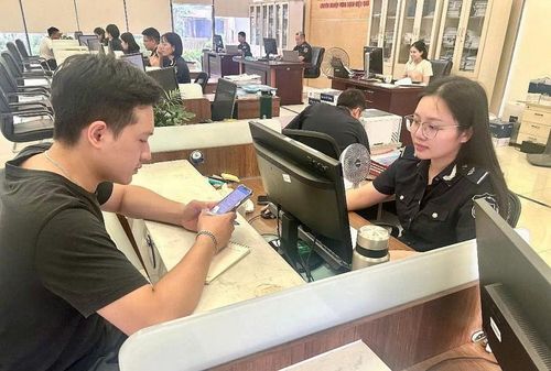 Cán bộ Hải quan khu vực VIII hỗ trợ doanh nghiệp hoàn thiện thủ tục xuất nhập khẩu. Ảnh: Hải Anh