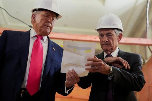  Ông Trump và ông Powell trong chuyến thăm tòa nhà Hội đồng Thống đốc Fed hồi tháng 7/2025. Ảnh: Reuters. 