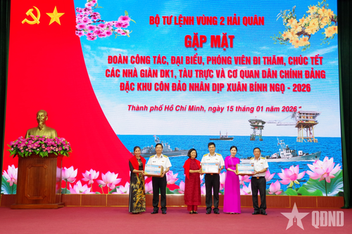Các đại biểu trao quà tặng cán bộ, chiến sĩ Vùng 2 Hải quân.