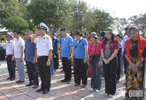 Các đại biểu dâng hương tại khuôn viên văn hóa Vùng 2 Hải quân.