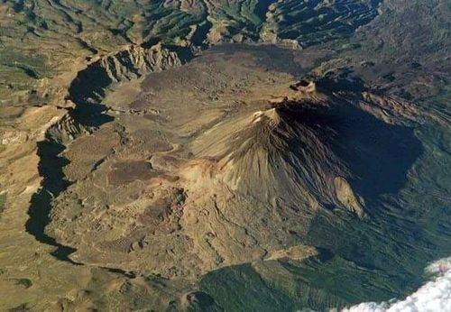  Miệng núi lửa khổng lồ Las Canãdas. Teideq có miệng núi lửa rộng khoảng 16 km, hình thành sau các vụ phun trào và sụp đổ cổ đại, tạo nên một trong những cấu trúc núi lửa lớn nhất thế giới. Ảnh: Pinterest.