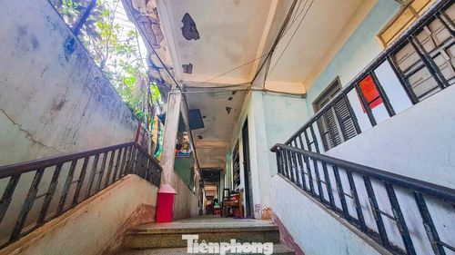 Hiện nay, khu nhà có dấu hiệu xuống cấp, nứt nẻ, thấm dột cục bộ một số bộ phận kết cấu chính. 