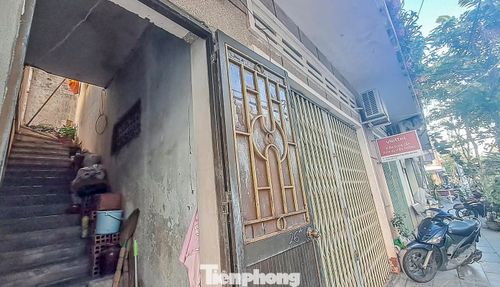  Ngôi nhà số 67 đường Lê Hồng Phong, có diện tích đất 165,77m2, quy mô gồm 2 khối nhà (Khối giáp đường Nguyễn Trãi, có quy mô 3 tầng; khối giáp đường Lê Hồng Phong có quy mô 2 tầng). Hiện tại, ngôi nhà đang có 6 hộ gia đình sử dụng theo diện chưa có hợp đồng thuê nhà. 