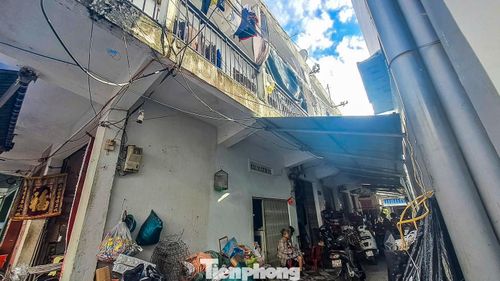  Ngôi nhà số 667 đường Trần Hưng Đạo, do Nhà nước giao cho Nhà máy cơ khí Thống Nhất (nay là Công ty cổ phần Cơ khí và Xây dựng Quang Trung) quản lý, sử dụng. Trước đây nguyên là hội trường của Công ty cổ phần Cơ khí và Xây dựng Quang Trung, sau đó cải tạo thành nhà tập thể và bố trí cho các hộ gia đình cán bộ công nhân viên của công ty ở từ năm 1987. 