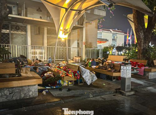 Những hàng ghế đá có mái che, hành lang trở thành chỗ ngủ tạm thời của người nhà bệnh nhân.