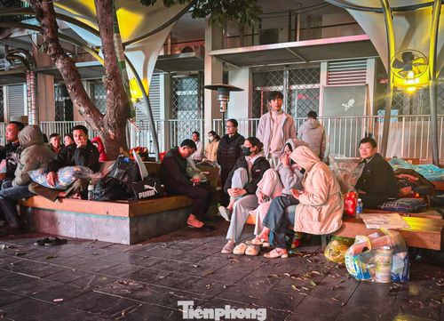 Nhiều người chấp nhận giấc ngủ chập chờn nơi hành lang, vỉa hè hay ghế đá không chỉ là cách để tiết kiệm chi phí, mà còn bởi tâm lý muốn túc trực 24/24, sẵn sàng có mặt ngay khi bác sĩ cần.