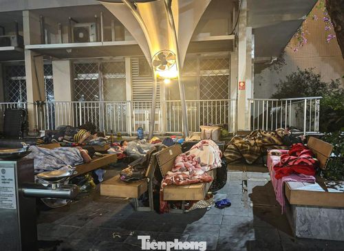 Người nhà bệnh nhân cuộn chăn tránh rét, nghỉ ngơi trong đêm trước phòng cấp cứu Bệnh viện Bạch Mai.