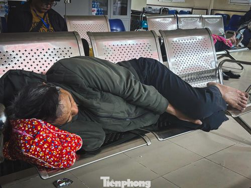 Cơ thể bị tàn phá bởi bệnh tật và tác dụng phụ của điều trị, đợt không khí lạnh vừa tràn về các tỉnh thành phía Bắc trở thành gánh nặng kép của những phận người mang K.