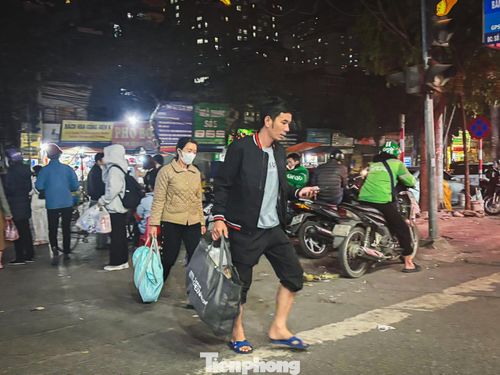 Chăn, chiếu được người nhà mang theo khi đến viện.