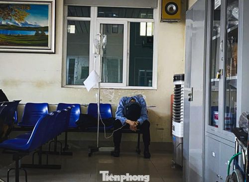 Mắc ung thư phổi, anh Long phải lên Hà Nội điều trị từ tháng 7/2025. Đây là đợt xạ trị thứ 5 của anh. Những chuyến xạ trị từ đêm đến gần sáng vốn đã là thử thách với bệnh nhân ung thư, vào những ngày gió rét lại càng thêm chật vật.