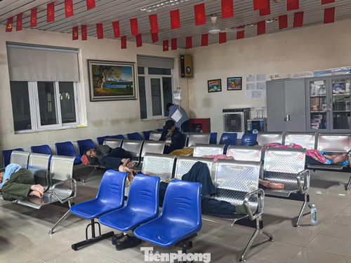 Tại Bệnh viện K Tân Triều, lúc 23h, nhiều người nhà bệnh nhân vẫn túc trực ngoài hành lang bệnh viện.