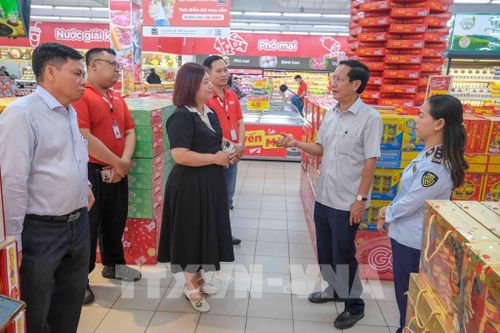 Lãnh đạo Sở Công Thương thành phố Cần Thơ kiểm tra công tác chuẩn bị hàng hóa phục vụ Tết Nguyên đán năm 2026 tại siêu thị GO! Cần Thơ. Ảnh: Thanh Liêm - TTXVN