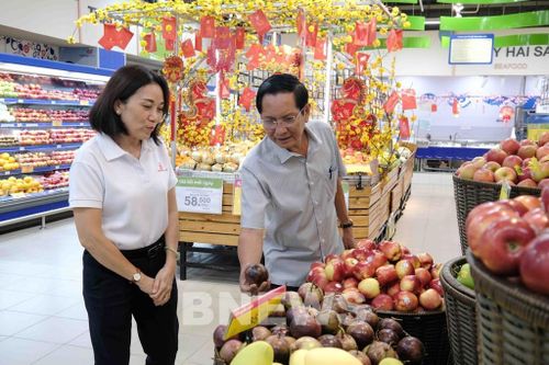 Bà La Ngọc Trương, Giám đốc Siêu thị Co.opmart Cần Thơ giới thiệu các hàng hóa phục vụ Tết với lãnh đạo Sở Công Thương Cần Thơ. Ảnh: Thanh Liêm/TTXVN