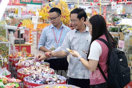 Lãnh đạo Sở Công Thương thành phố Cần Thơ kiểm tra hàng hóa phục vụ Tết Nguyên đán 2026 tại siêu thị GO! Cần Thơ. Ảnh: Thanh Liêm - TTXVN