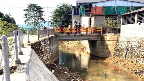 Cầu Tân Lập, thôn Tân Phong 1 được xây dựng chủ yếu bằng nguồn lực xã hội hóa và sự tham gia góp công, góp sức của Nhân dân.