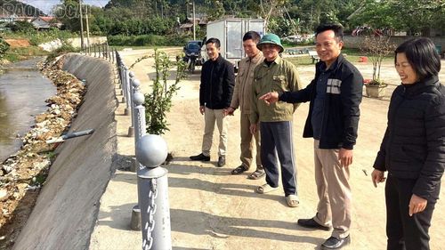Trưởng thôn Tân Phong 1 Phạm Ngọc An (người thứ 2, từ phải sang) cho biết, để làm được công trình cầu, đường và kè suối này, anh quyết định đi vay tiền về làm trước, vừa làm vừa vận động nhân dân đóng góp.