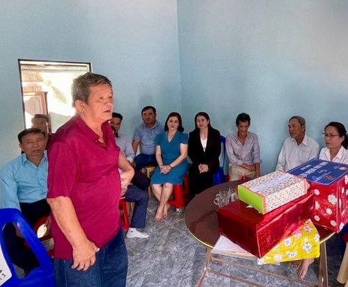 Ông Sang trong căn nhà Đại đoàn kết mới được hỗ trợ.