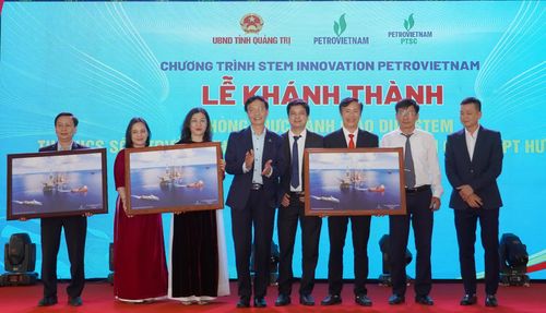 Tập đoàn Công nghiệp-Năng lượng Quốc gia Việt Nam và Tổng Công ty Cổ phần Dịch vụ Kỹ thuật Dầu khí Việt Nam tặng quà cho các trường học - Ảnh: N.H