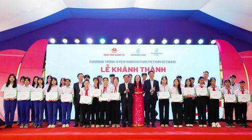 Các đồng chí lãnh đạo tỉnh và Tập đoàn Petrovietnam trao tặng 30 suất học bổng cho học sinh tại các trường học trên địa bàn. Ảnh: N.H