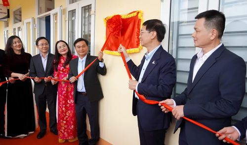 Các đồng chí lãnh đạo tỉnh và Tập đoàn Công nghiệp-Năng lượng Quốc gia Việt Nam và Tổng Công ty Cổ phần Dịch vụ Kỹ thuật Dầu khí Việt Nam cắt băng khánh thành phòng thực hành giáo dục STEM - Ảnh: N.H