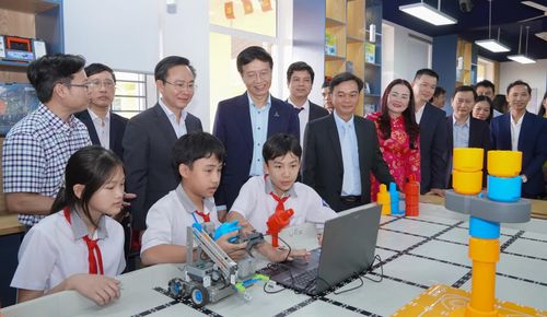 Các đồng chí lãnh đạo tỉnh và Tập đoàn Công nghiệp-Năng lượng Quốc gia Việt Nam và Tổng Công ty Cổ phần Dịch vụ Kỹ thuật Dầu khí Việt Nam tham quan phòng thực hành giáo dục STEM - Ảnh: N.H