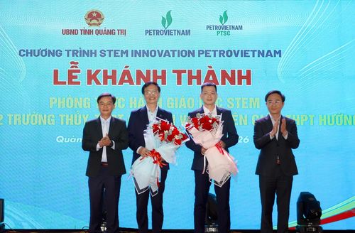 Các đồng chí lãnh đạo tỉnh tặng hoa tri ân cho đại diện lãnh đạo Tập đoàn Công nghiệp-Năng lượng Quốc gia Việt Nam và Tổng Công ty Cổ phần Dịch vụ Kỹ thuật Dầu khí Việt Nam - Ảnh: N.H