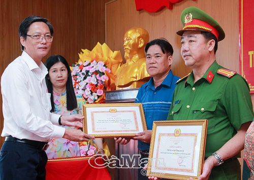 Đồng chí Nguyễn Huy Dũng, Bí thư Đảng ủy xã Gành Hào, trao Giấy khen của Ban Chấp hành Đảng bộ xã tặng các tổ chức đảng trực thuộc hoàn thành xuất sắc nhiệm vụ năm 2025.