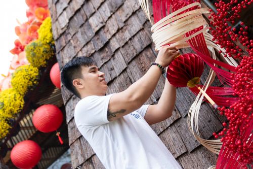  Để giữ gìn cảnh quan, quán bố trí hơn 10 nhân viên vừa trực canh tránh khách làm hư hại bài trí, vừa hỗ trợ khách quay chụp. Nhân viên được hướng dẫn sẵn các góc đẹp để chỉ khách và sau mỗi buổi đông người lại phải chỉnh sửa, sắp xếp lại đồ vật sau khi khách xê dịch. Quán không phụ thu khi khách mang máy ảnh chuyên nghiệp hay quay MV. Tuy nhiên, nếu sử dụng thiết bị tiêu tốn nhiều điện như bàn ủi, máy sấy, đèn công suất lớn, quán sẽ thu thêm 50.000 đồng/người.