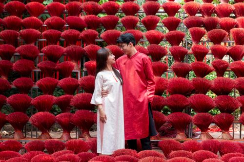 Đỗ Uyên (phường Tân Phú) dành trọn buổi sáng đưa bạn trai Isaac (Singapore) dạo quanh các quán cà phê trang trí Tết để chụp bộ ảnh áo dài đầu tiên trong đời anh. Với Uyên, đó là cách tự nhiên nhất để "dẫn lối" bạn trai vào văn hóa Việt trong gần 2 tháng anh ở TP.HCM. Lần đầu diện áo dài, Isaac cười tươi: "Tôi thấy mình trông rất Việt Nam và khá đẹp trai nữa". Anh đặc biệt ấn tượng với gam màu rực rỡ của bộ trang phục vừa chọn. Trong một năm qua, Isaac đã trở lại TP.HCM hơn 6 lần vì "trót yêu" thành phố này - và cả một người con gái nơi đây.