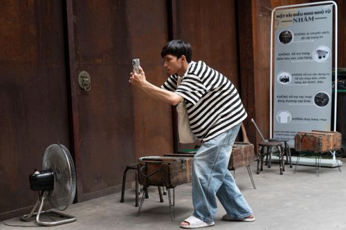  Dù quán có bảng thông báo không thay đồ, không hỗ trợ trang điểm trong khu vực cửa hàng, Ngân thừa nhận nhiều khách - trong đó có cô - vẫn thay nhiều bộ đồ trong suốt buổi chụp.