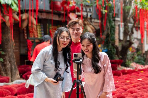  Biết đến quán qua mạng xã hội, Văn Dương (giữa, phường An Nhơn) đánh giá không gian được đầu tư hiện đại, chỉn chu, lên hình đẹp ở mọi góc. Chàng trai đặc biệt ấn tượng với concept làng hương Huế tại đây, dù bản thân vẫn chưa có dịp đặt chân đến cố đô. Theo anh, giá đồ uống ở mức hợp lý so với mặt bằng chung vì quán chịu chi cho phần decor. Đây cũng là điểm chụp ảnh Tết đầu tiên của anh trong năm nay. Sau buổi chụp tại quán, anh dự định tiếp tục ghé chợ Bến Thành và Thảo Cầm Viên. 