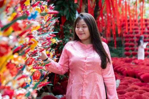 Dịp Tết, áo dài vẫn là lựa chọn chủ đạo của giới trẻ khi chụp ảnh. Bên cạnh đó, nhiều bạn trẻ làm mới hình ảnh bằng áo bà ba hay áo yếm gấm hoa phối cùng quần đơn sắc để tạo điểm nhấn khác lạ. Thanh Thảo (áo hồng, phường Phú Thọ Hòa) cho biết cô biết đến quán qua TikTok. Những năm trước, Thảo thường chụp ảnh Tết ở các chùa, tu viện như Khánh An hay Vĩnh Nghiêm, nhưng năm nay đổi sang quán cà phê vì trang trí sớm và nhiều concept mới hơn. Cô chọn bộ bà ba mua trên sàn thương mại điện tử với giá chỉ hơn 100.000 đồng.
