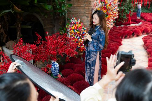  Chuẩn bị từ trước cả tháng, nhóm sinh viên Phương, Ngân, Hà (ngụ phường Phú Nhuận và An Bình) chia nhau từng việc: người lo thuê đồ, người "săn" quán, người phụ trách thuê máy ảnh rồi mày mò học chỉnh màu. "Chúng tôi chọn thuê áo dài với giá 100.000-150.000 đồng/bộ vì chỉ mặc chụp hình, thuê sẽ kinh tế hơn", Phương chia sẻ. Cả nhóm đã tự trang điểm từ 6h để kịp có mặt tại quán lúc 8h30. Nhóm thuê máy ảnh khoảng 300.000 đồng/ngày, học chỉnh bộ lọc màu Fujifilm theo hướng dẫn trên TikTok. 