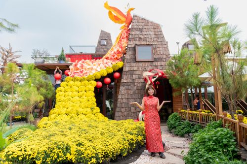  Trong khi đó, một quán cà phê mới mở ở phường An Hội Đông đang hút khách nhờ concept Phượng Hoàng Lâm Uyển kết từ hơn 160 giỏ cúc mâm xôi. Nguyễn Thị Nhung (phường Tân Thới Hiệp) cho biết đây là lần thứ 2 chị quay lại quán, sau lần ghé vào mùa Giáng sinh. "Quán trang trí nổi bật hơn nhiều điểm check-in khác, góc nào lên hình cũng đẹp, vừa quay phim vừa ngồi tán gẫu với bạn bè đều hợp", chị nói. Theo Nhung, mức giá ở đây dễ chịu, đồ uống và món ăn ổn, đặc biệt là bánh canh cá lóc rất hợp khẩu vị. Để buổi chụp ảnh trọn vẹn, cô chuẩn bị sẵn nhiều bộ trang phục, thay liên tục để check-in ở các góc, trong đó có khu "rừng hoa đào" gợi không khí Nhật Bản. 