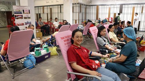 Người dân tham gia hiến máu tình nguyện tại ngày hội