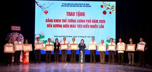 Lãnh đạo TP.HCM trao tặng Bằng khen của Thủ tướng Chính phủ đến các cá nhân tiêu biểu