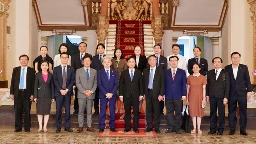 Các đại biểu chụp hình lưu niệm. Ảnh: HOÀNG HÙNG