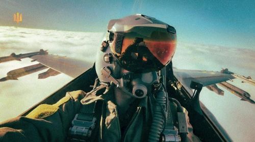Nhưng trên chiến trường Nga-Ukraine, F-16 của Ukraine phải đối mặt với một lực lượng phòng không được đánh giá là “mạnh nhất thế giới”. Cộng với đó là F-16 của Ukraine khi xuất kích thường là “đơn thương, độc mã”, chứ không phải chiến đấu trong đội hình không quân đông đảo, có máy bay yểm trợ, cảnh giới, chế áp điện tử…như của Mỹ; do vậy thiệt hại là tất yếu.