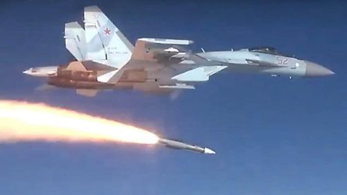 Có rất ít trường hợp F-16 xuất hiện ở khu vực chiến tuyến để làm nhiệm vụ phòng không hoặc chi viện cho lực lượng chiến đấu mặt đất. Lý do cũng dễ hiểu, vì lực lượng phòng không mặt trận của Nga quá mạnh; ngoài số chiến đấu Su-35 với tên lửa không đối không tầm siêu xa R-77 Vympel thường bay trên khu vực chiến tuyến, Quân đội Nga còn có các trận địa tên lửa phòng không S-300 hay Buk-M2, đều là sát thủ của F-16.