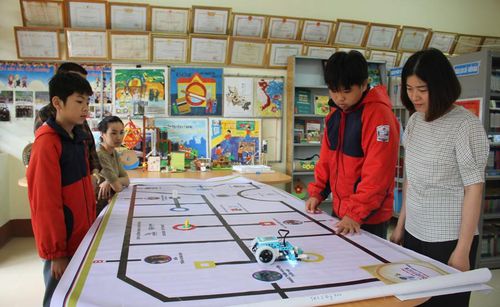  Lập trình, điều khiển robot giúp học sinh phát triển cả về năng lực tư duy lẫn kỹ năng thực tiễn. 