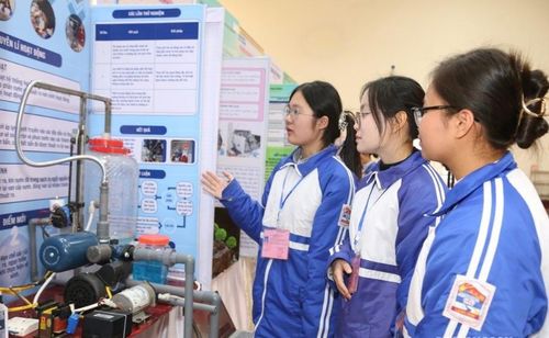 Học sinh thuyết trình về đề tài, sản phẩm nghiên cứu khoa học kỹ thuật tại cuộc thi cấp tỉnh. 