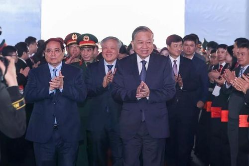  Tổng Bí thư Tô Lâm, Thủ tướng Chính phủ Phạm Minh Chính cùng các đại biểu dự Lễ khởi công nhà máy chip bán dẫn đầu tiên của Việt Nam, ngày 16/1. Ảnh: PV. 
