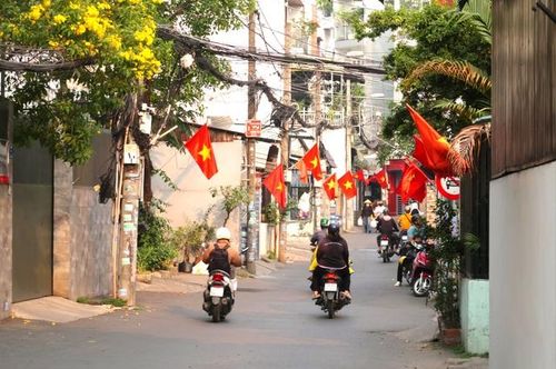 Các tuyến hẻm lớn ở phường Tam Bình (TPHCM) người dân đã tự tay treo lên những hàng cờ chỉnh tề.