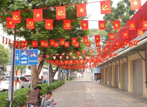 Khu vực trước Cung Văn hóa Lao động TPHCM rực rỡ cờ hoa chào mừng Đại hội Đảng.