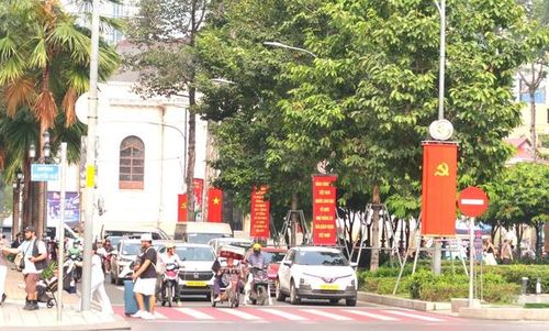 Một góc đường trên phố đi bộ Nguyễn Huệ rực rỡ với pano chào mừng Đại hội Đảng.