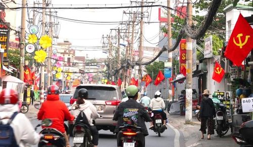 Đường Tô Ngọc Vân, phường Tam Bình, TPHCM rực rỡ sắc cờ.
