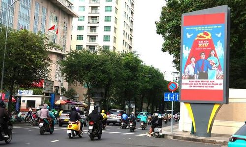 Hệ thống pano, băng rôn và khẩu hiệu chào mừng Đại hội Đại biểu toàn quốc lần thứ XIV của Đảng được bố trí trên đường Nguyễn Thị Minh Khai (Phường Xuân Hòa, TPHCM)