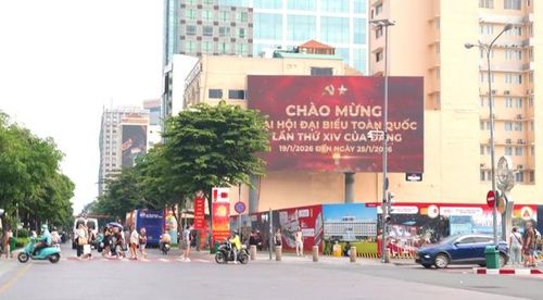 Các bảng điện tử dọc tuyến đường trên phố đi bộ Nguyễn Huệ đồng loạt phát hình ảnh chủ đề, tạo không khí trang trọng chào mừng Đại hội Đảng.