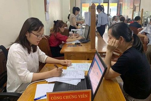 Người dân được hướng dẫn hồ sơ, thủ tục công chứng tại Văn phòng công chứng Nam Thành, xã Lưu Vệ.