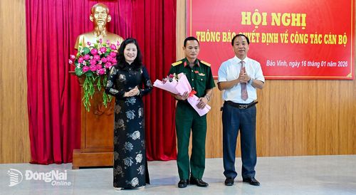 Lãnh đạo phường Bảo Vinh tặng hoa chúc mừng tân Chỉ huy trưởng Ban Chỉ huy Quân sự phường Lâm Hùng Cường. Ảnh: Hương Lan